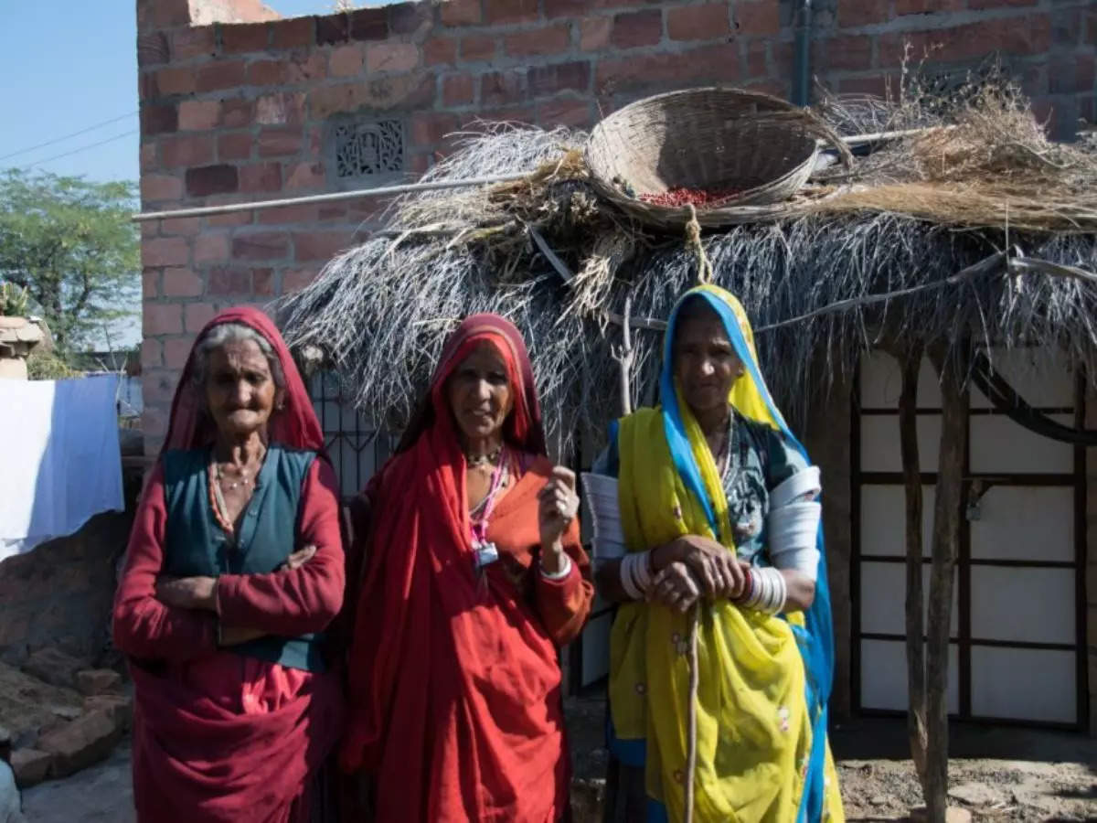 योजनाओं की दूरी से ग्रामीण जीवन की बढ़ती मुश्किलें