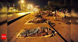 फुटपाथ पर ज़िंदगी: विकास के साए में बेघर भारत