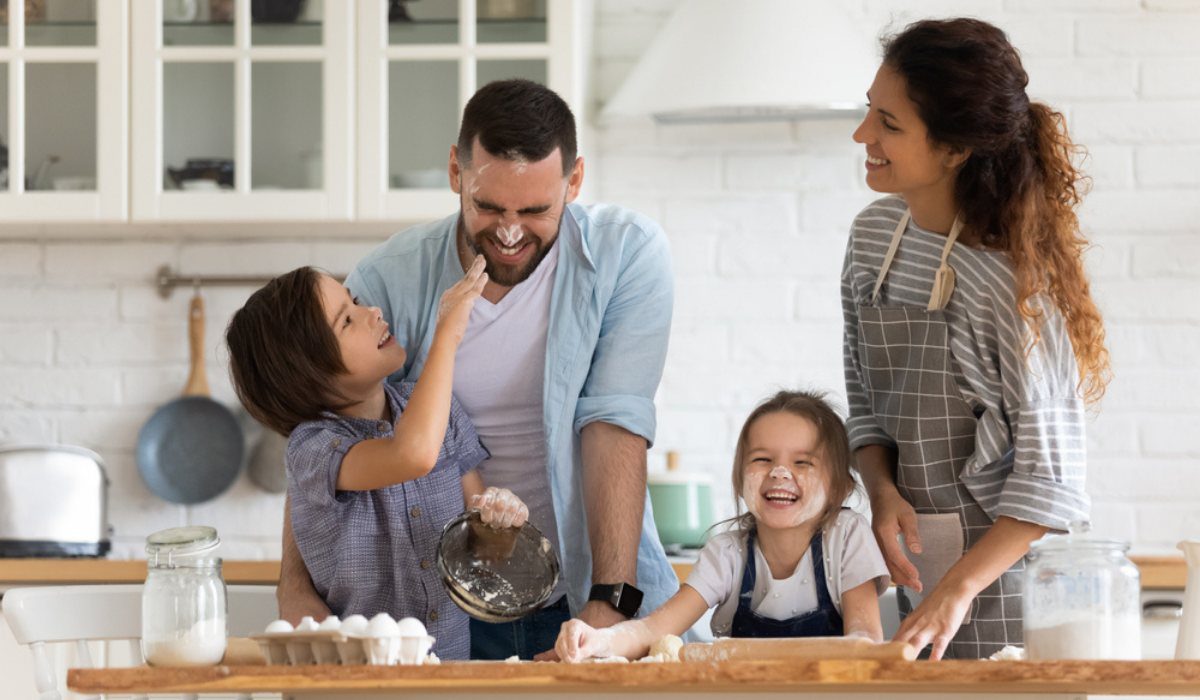 बढ़ते कामकाजी जीवन के दबाव में बिखरते परिवार