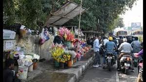 सड़कों से गायब हुए फुटपाथ : अतिक्रमण पर आँख बंद करके बैठा प्रशासन