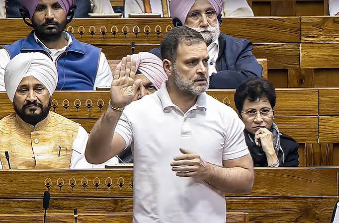 संसद, संविधान व बहुसंख्यक को ठेंगा दिखा रहे राहुल
