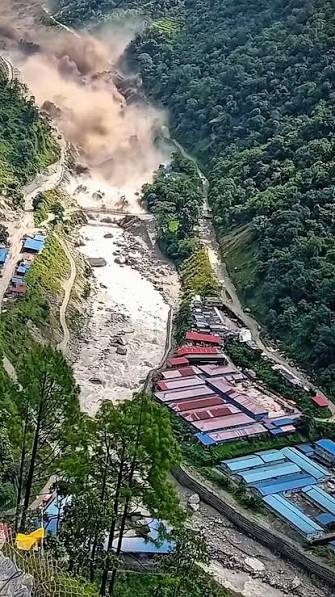 हिमनद फटने से आई नेपाल में आपदा