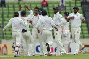 Bangladesh bowler Shakib Al Hasan (3L) celebrates with teammates the dismissal of New Zealand batsman Peter Fulton during the second day of the second cricket Test match between Bangladesh and New Zealand at the Sher-e Bangla National Stadium in Dhaka on October 22, 2013.  AFP PHOTO/ Munir uz ZAMAN        (Photo credit should read MUNIR UZ ZAMAN/AFP/Getty Images)