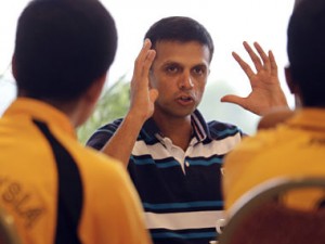 Former Indian cricket captain Rahul Dravid (R) speaks to Malaysian U-16 cricketers during a cricket clinic in Kuala Lumpur June 27, 2012. REUTERS/Bazuki Muhammad (MALAYSIA - Tags: SPORT CRICKET EDUCATION) - RTR347HM