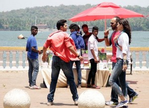 Varun-Dhawan-Kriti-Sanon-and-Rohit-Shetty-on-the-sets-of-Dilwale