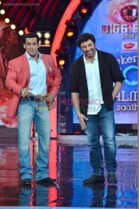Sunny Deol, Salman Khan on the sets of Bigg Boss 7 in Mumbai on 9th Nov 2013 shown to user