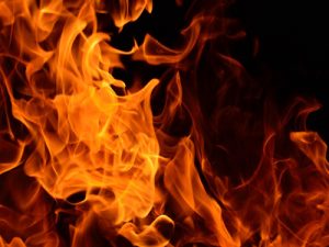 ठाणे में फर्नीचर गोदाम में आग लगी