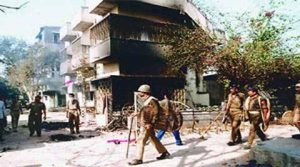 कश्मीर में आतंकवादी हमले में तीन सुरक्षा कर्मी शहीद