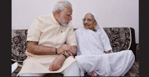 प्रधानमंत्री की 97 वर्षीय मां पुराने नोट बदलने पहुंचीं बैंक में