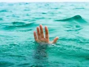 गिनीज रिकार्ड के लिये एक 19 वर्षीय छात्र ने हाथ, पांव बांधकर की पांच किमी तैराकी
