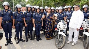 महिला पुलिस गश्ती दल को हरी झंडी दिखायी