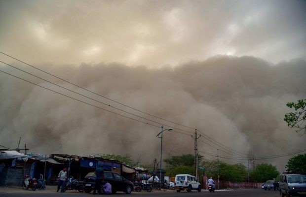 उत्तर प्रदेश में आंधी तूफान ने ली 15 लोगों की जान , मौसम विभाग ने जारी किया अलर्ट