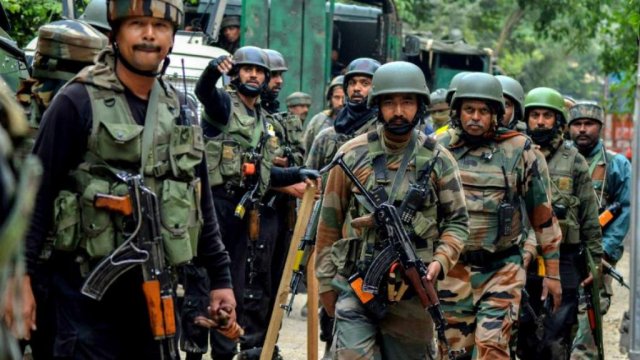 कश्मीर में स्थानीय पुलिसकर्मियों के नौ रिश्तेदारों को आतंकवादियों ने किया अगवा