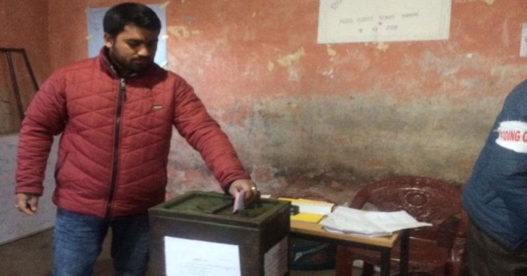 जम्मू कश्मीर पंचायत चुनाव में सातवें चरण के लिए मतदान जारी