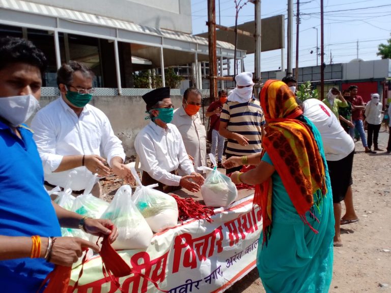 भारतीय विचार संस्थान न्यास ने किया आवश्यक वस्तुओं का वितरण