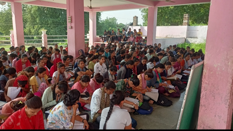 एक शिक्षक ऐसा भी जो नि:शुल्क शिक्षा देकर बना गरीबों का मसीहा ,वर्तमान समय में 2000 से अधिक बच्चे पढ़ते हैं