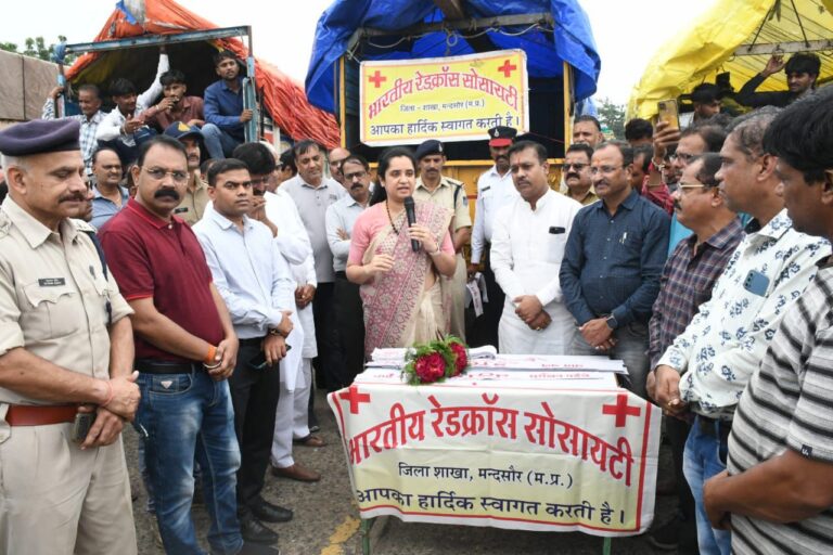 रेडक्रास सोसायटी एवं जिला प्रशासन के द्वारा कृषि उपज मंडी में दुर्घटना से बचने हेतु चलाया जन -जागरूकता अभियान