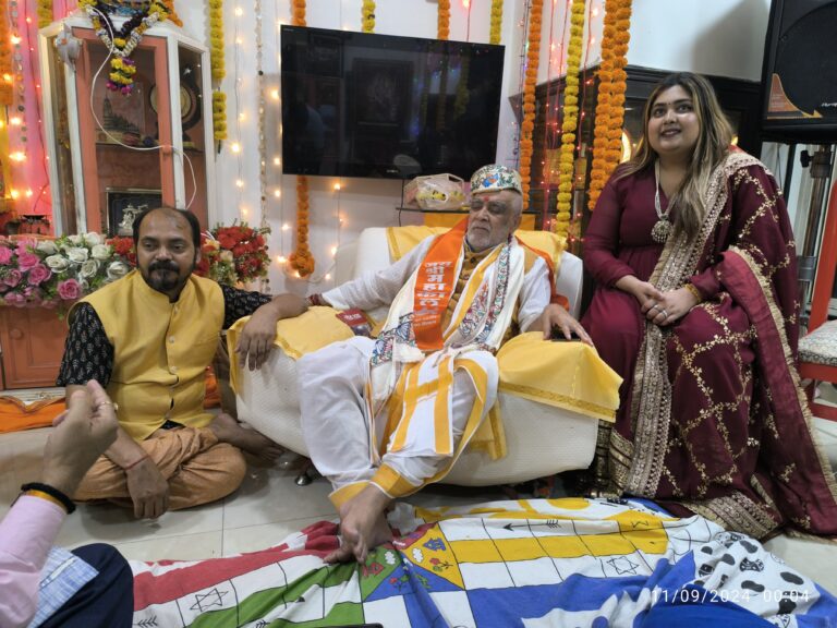 मुंबई में फिल्म निर्माता पंकज नारायण के घर पर गणपति-उत्सव की धूम