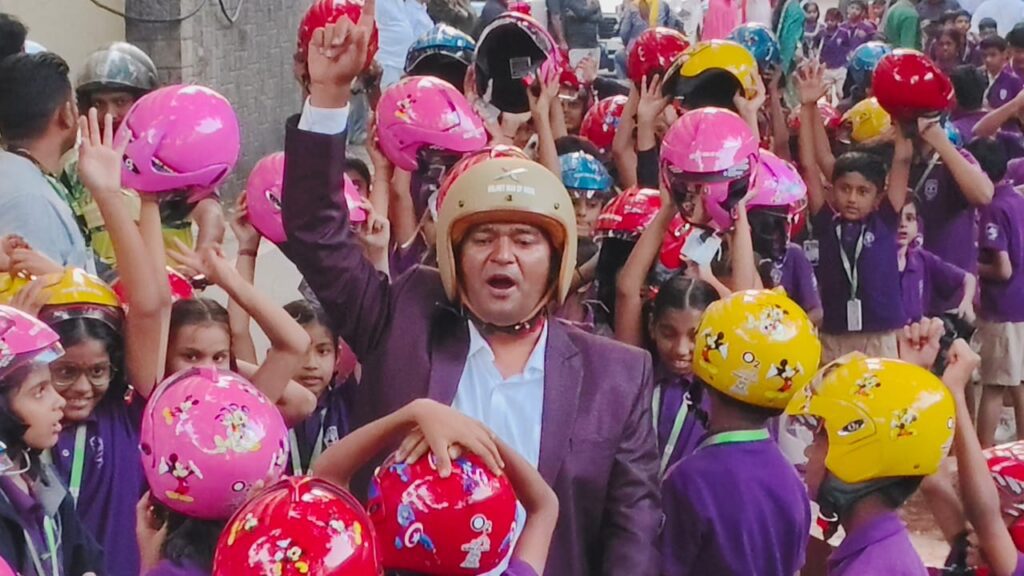 बच्चों की सुरक्षा के लिए ‘संजीवनी बूटी हेलमेट’: हेलमेट मैन ऑफ इंडिया राघवेंद्र कुमार