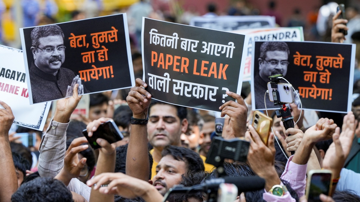 नीट पेपर नहीं हमारे दिमाग लीक हो गए हैं ?