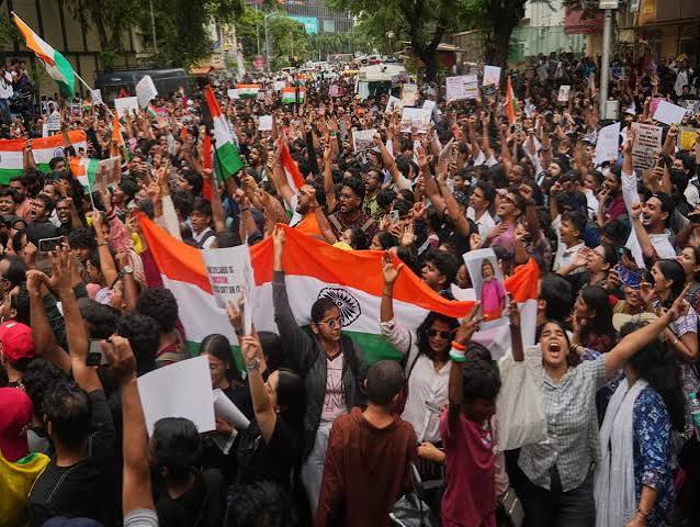 सत्ता से सवाल या व्यवस्था में व्यवधान? 