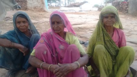 चकेरी गांव की शांतिबाई, लीलाबाई और राजरानी , जो पेंशन से वंचित है।