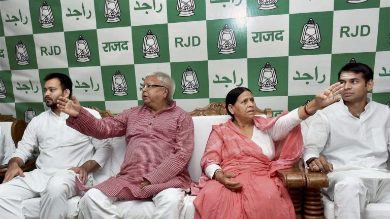 ‘‘खिसियानी बिल्ली खम्भा नोचे’’