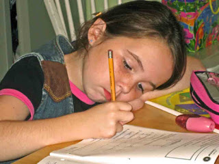 बचपन को लीलता होमवर्क का बोझ