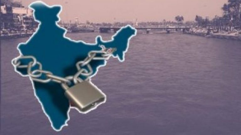 बिन ताले के अपने आप को बन्द किए हुए है